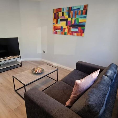 Cosy Flats Near Heathrow, Group Bookings Available With Parking Space Hounslow Ngoại thất bức ảnh