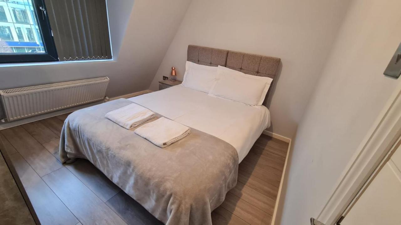 Cosy Flats Near Heathrow, Group Bookings Available With Parking Space Hounslow Ngoại thất bức ảnh