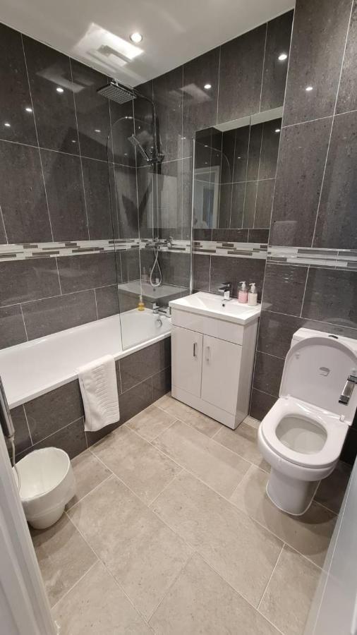 Cosy Flats Near Heathrow, Group Bookings Available With Parking Space Hounslow Ngoại thất bức ảnh