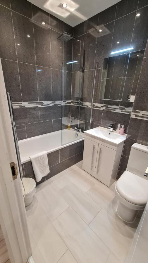 Cosy Flats Near Heathrow, Group Bookings Available With Parking Space Hounslow Ngoại thất bức ảnh