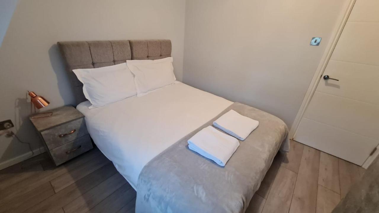 Cosy Flats Near Heathrow, Group Bookings Available With Parking Space Hounslow Ngoại thất bức ảnh