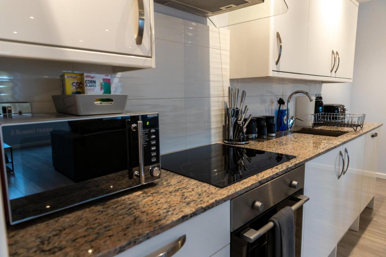Cosy Flats Near Heathrow, Group Bookings Available With Parking Space Hounslow Ngoại thất bức ảnh
