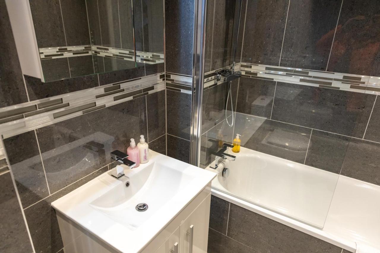 Cosy Flats Near Heathrow, Group Bookings Available With Parking Space Hounslow Ngoại thất bức ảnh