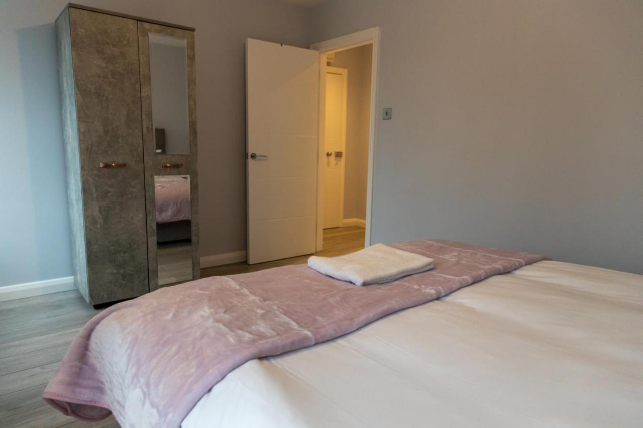 Cosy Flats Near Heathrow, Group Bookings Available With Parking Space Hounslow Ngoại thất bức ảnh