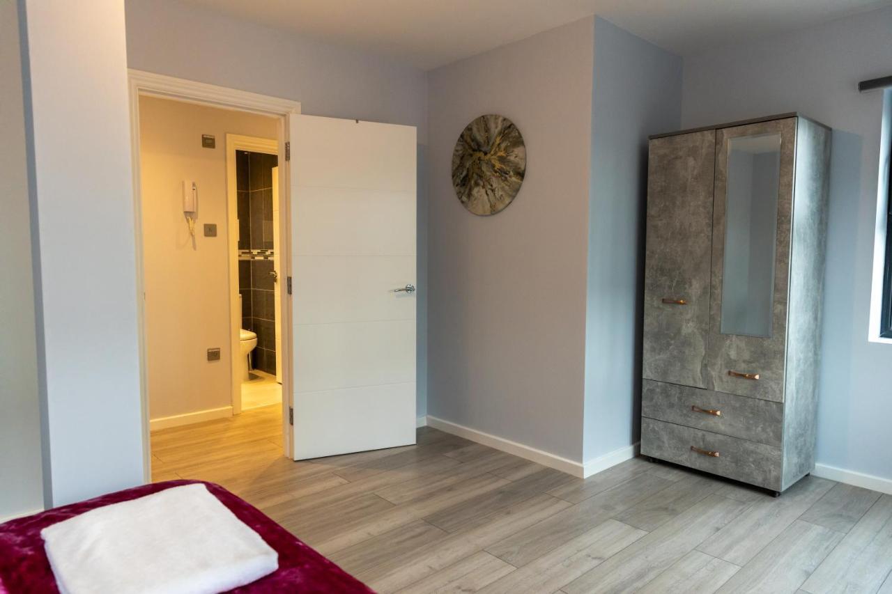 Cosy Flats Near Heathrow, Group Bookings Available With Parking Space Hounslow Ngoại thất bức ảnh