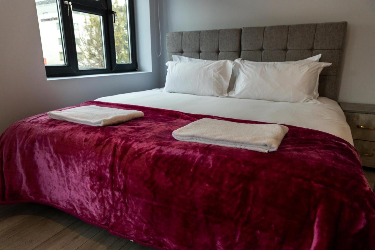 Cosy Flats Near Heathrow, Group Bookings Available With Parking Space Hounslow Ngoại thất bức ảnh