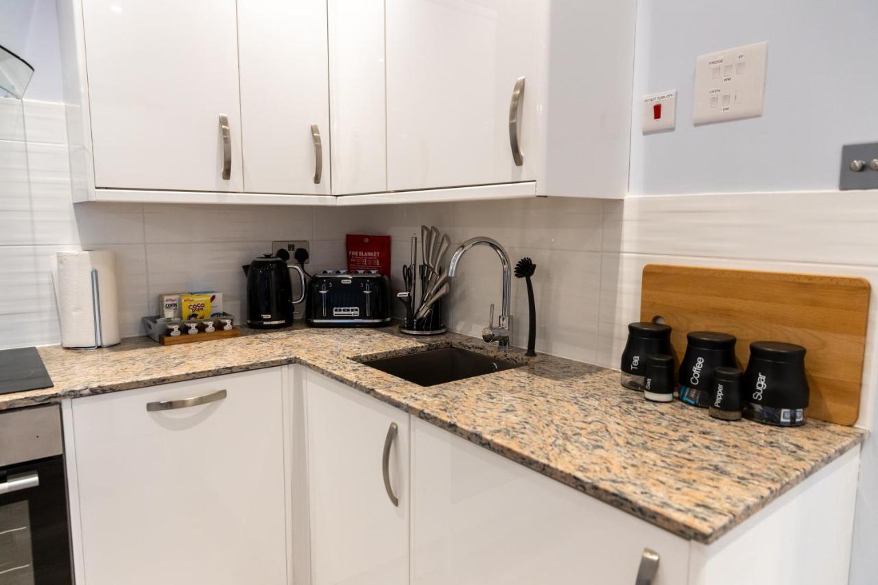 Cosy Flats Near Heathrow, Group Bookings Available With Parking Space Hounslow Ngoại thất bức ảnh